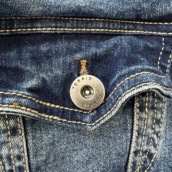 Torrid Jean Jacket Womens Plus Size 2X Blue Trucker Stretch Distressed - Picture 2 of 14